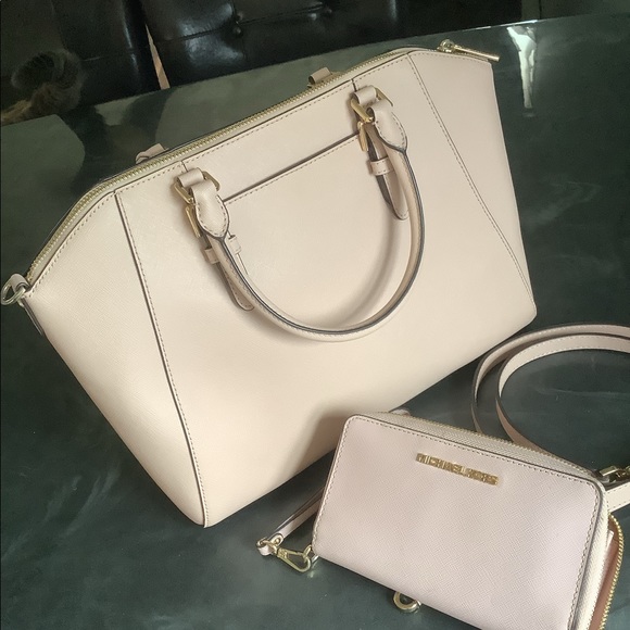 Kors Blush Ciera Tote - Picture 4 of 11